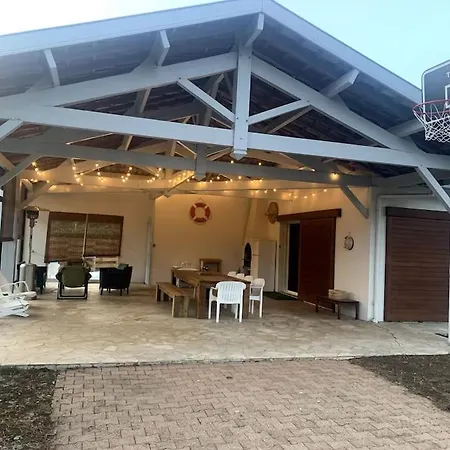 Piscine Bord De Foret Holiday home *